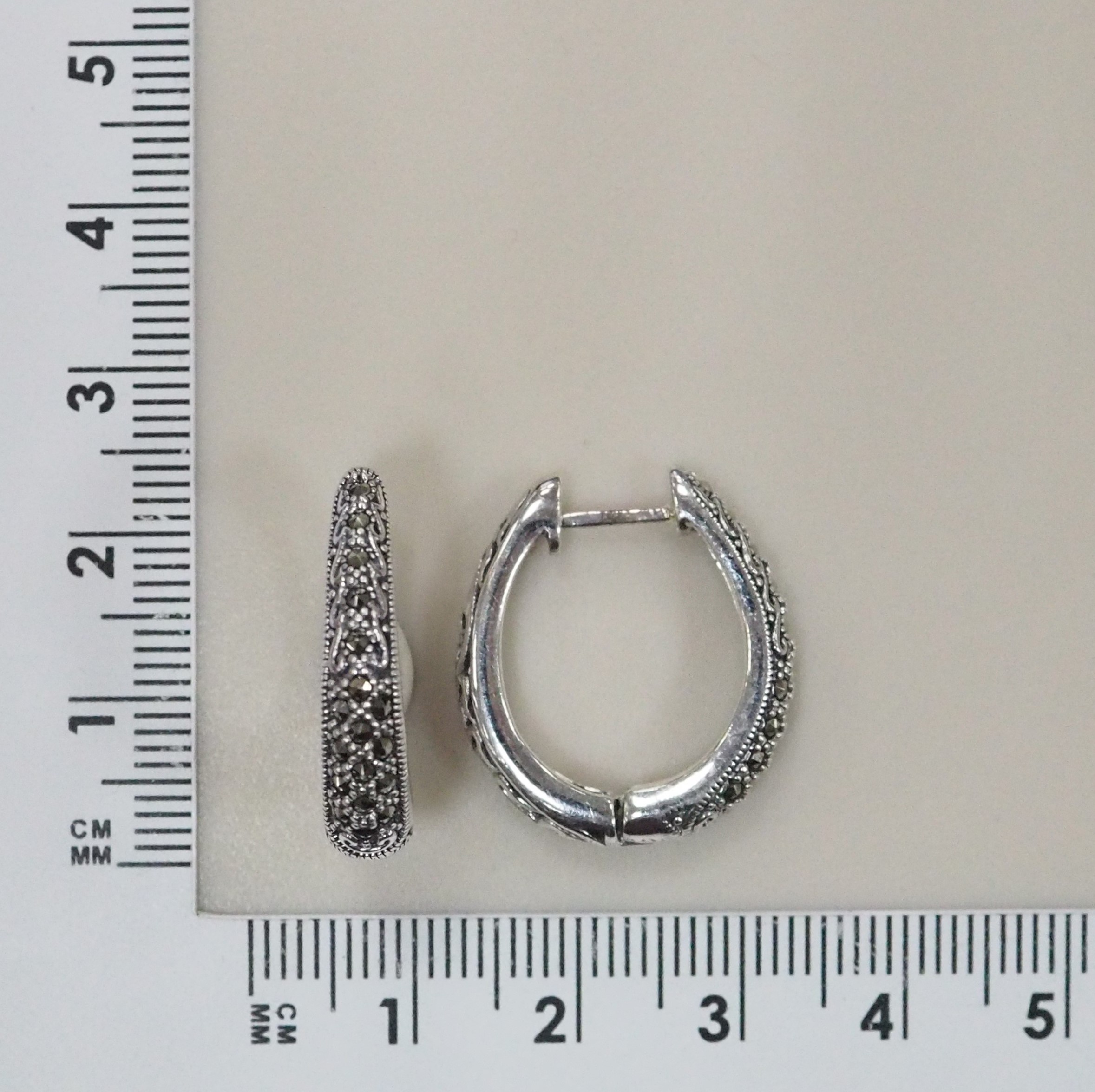 Серебряные серьги 925 пробы; оксидирование; вставки 36 Марказит;